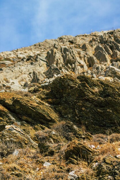 Photo close-up of rock formation on land against sky