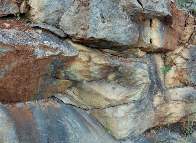 Close-up rock textuur, grote veelkleurige stenen wit, grijs oranje, neutrale natuurlijke achtergrond