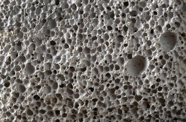 색 얼룩진 표면과 작은 얼룩진 얼룩진 유리로 된 바위의 클로즈업.