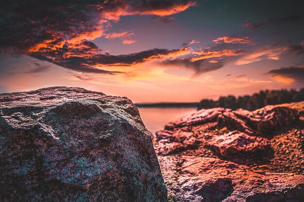 Photo close-up of rocks against sky during sunset