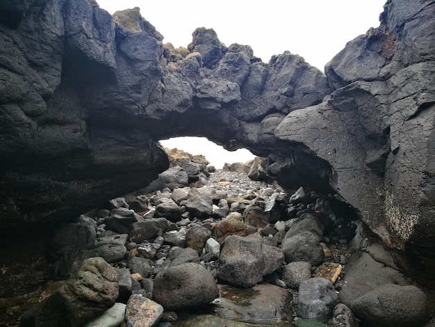 Foto close-up di rocce contro il cielo