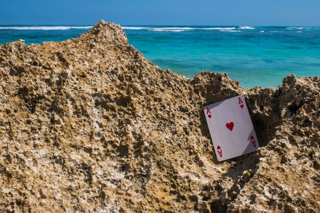 Foto close-up di rocce sulla spiaggia contro il cielo