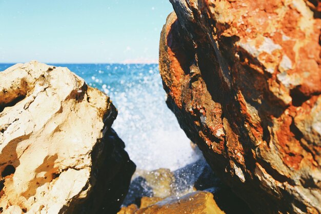 Photo close-up of rocks by sea