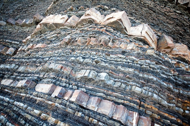 Primo piano di roccia rocciosa su una fetta di montagna