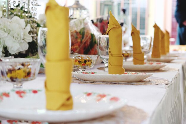 Foto close-up di tovaglioli arrotolati su piatti a tavola