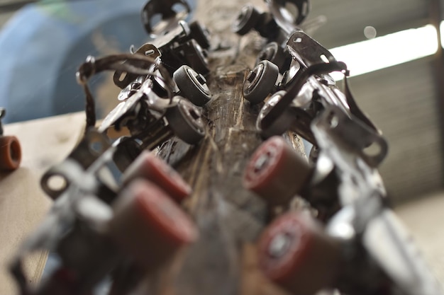 Photo close-up of roller skates on table