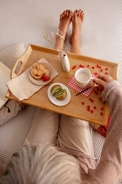 Photo close up on romantic breakfast in bed arrangement