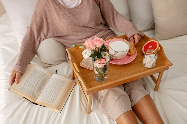 Photo close up on romantic breakfast in bed arrangement