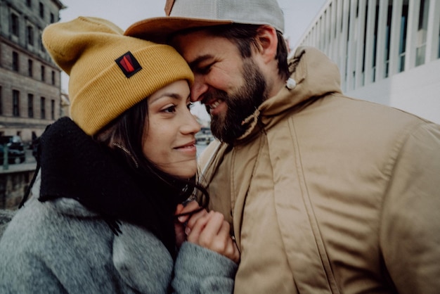 Foto close-up di una coppia romantica in piedi in città