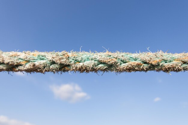 Foto close-up di una corda contro il cielo blu