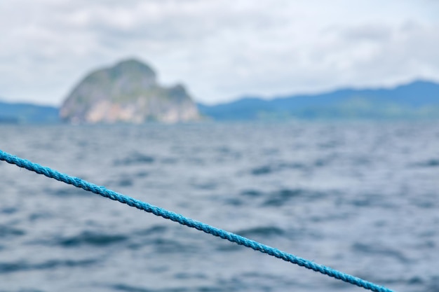 Photo close-up of rope against sea against sky