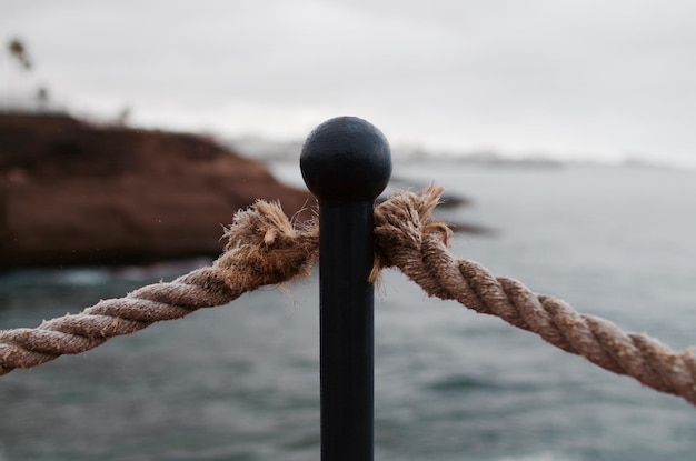 Foto prossimo piano della corda contro il mare