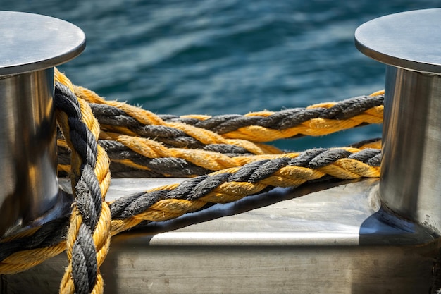 Photo close-up of rope on cleat during sunny day