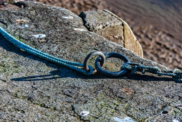 Foto prossimo piano di una corda sulla roccia