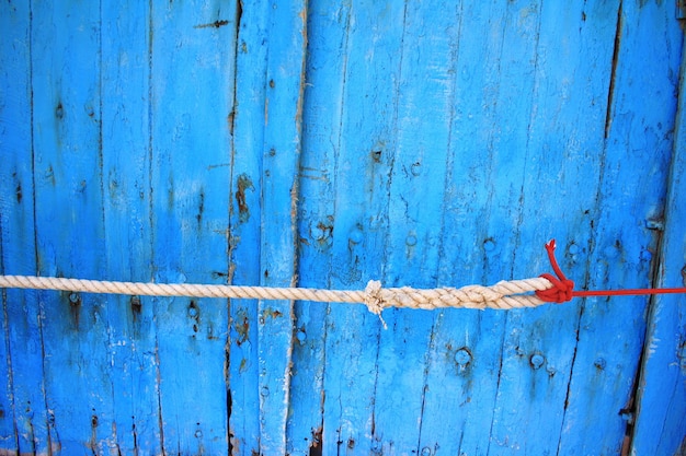 Photo close-up of rope tied against wood