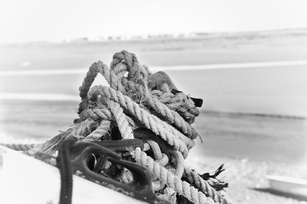 Foto close-up di una corda legata sulla spiaggia