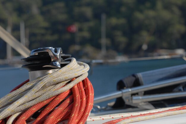 Photo close-up of rope tied to boat moored at harbor