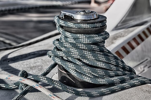 Photo close-up of rope tied to boat