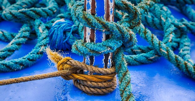 Photo close-up of rope tied on boat