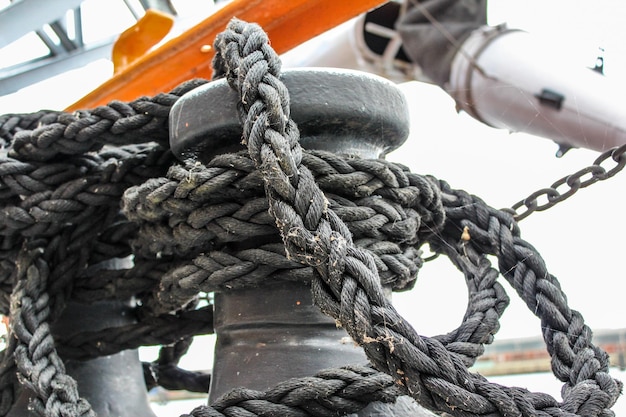 Foto close-up di una corda legata su una barca