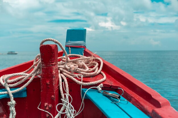 Photo close-up of rope tied on bollard against sky