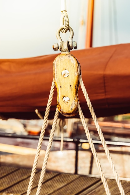 Photo close-up of rope tied to bollard