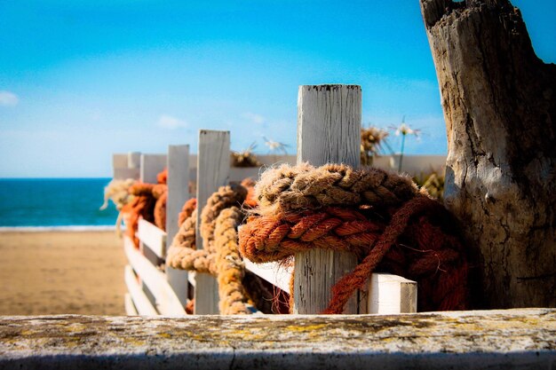 Foto close-up di una corda legata alla recinzione sulla spiaggia