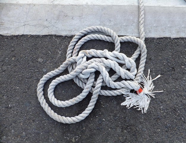 Photo close-up of rope tied on ground