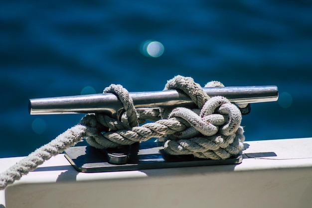 Foto close-up di una corda legata a una barca di metallo