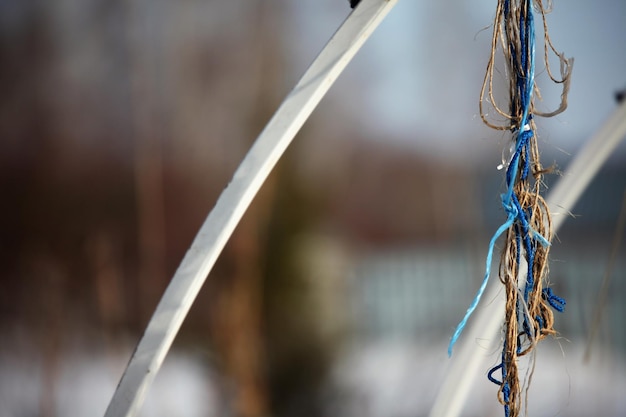 Foto close-up di una corda legata a una recinzione metallica