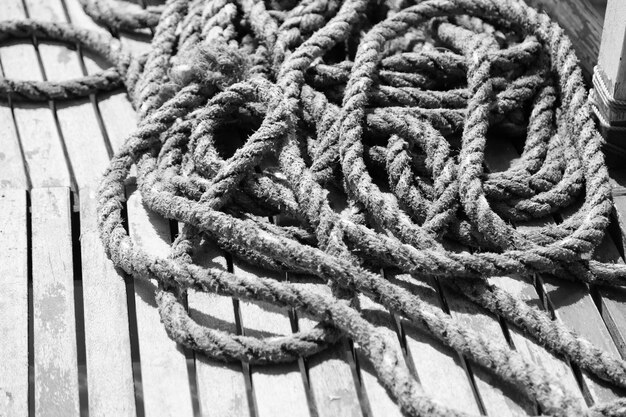 Photo close-up of rope tied on metal