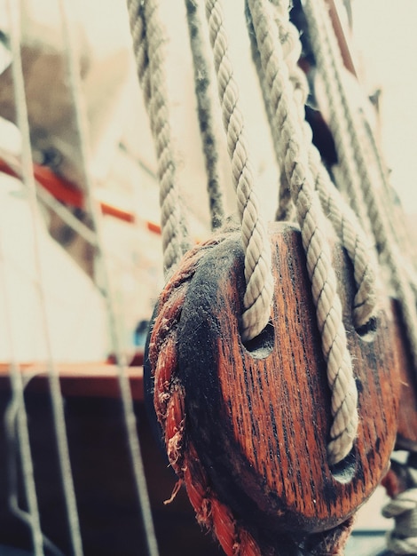 Photo close-up of rope tied to pole