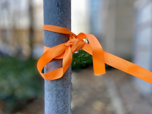 Foto prossimo piano di una corda legata a un palo