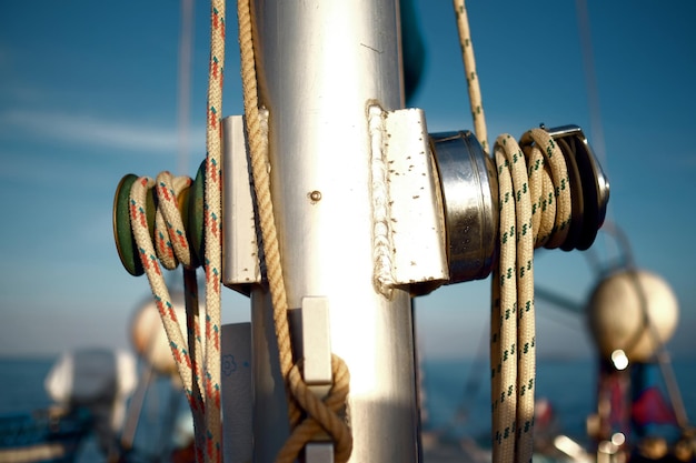 Photo close-up of rope tied to pole