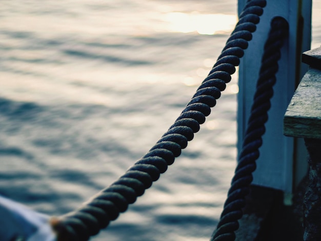 Photo close-up of rope tied to sea