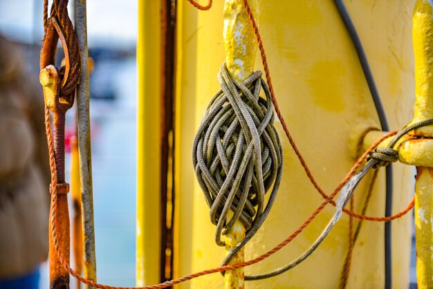 Foto close-up di una corda legata a un'imbarcazione di metallo arrugginito