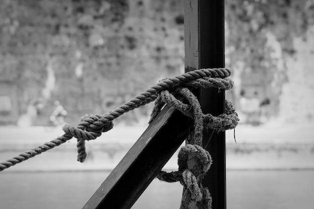 Photo close-up of rope tied on wooden pole