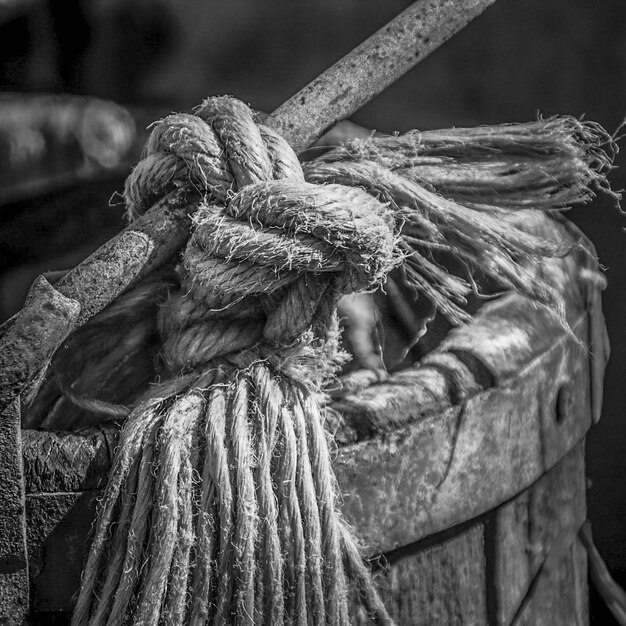 Foto close-up di una corda legata a un palo di legno