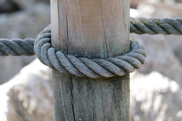 木製の柱に縛られたロープのクローズアップ