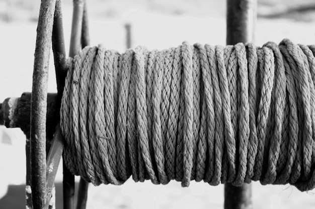 Photo close-up of rope tied to wooden post