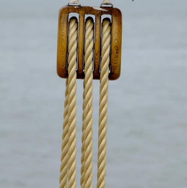 Photo close-up of rope tied on wooden post