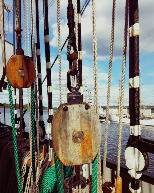 Photo close-up of ropes in boat against sky