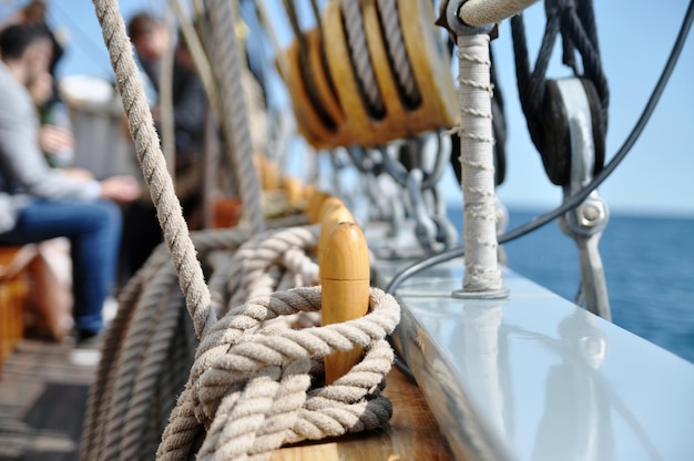 Foto close-up di corde su una barca in mare