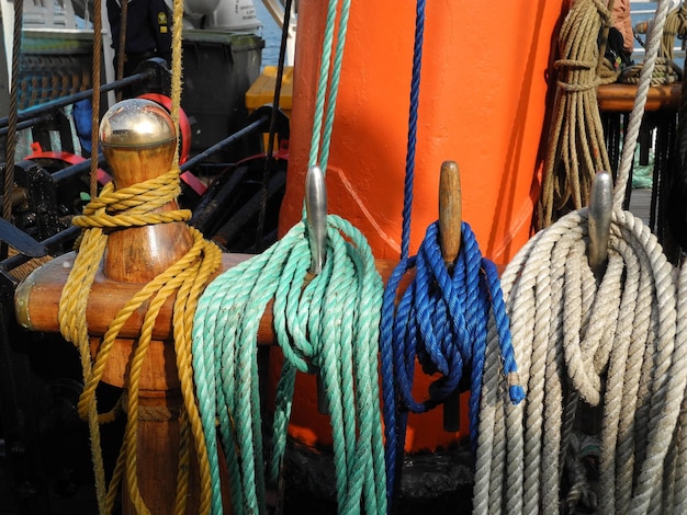 Близкий взгляд на веревки, привязанные к лодке
