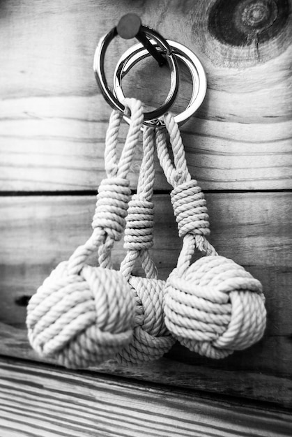 Photo close-up of ropes on wooden wall