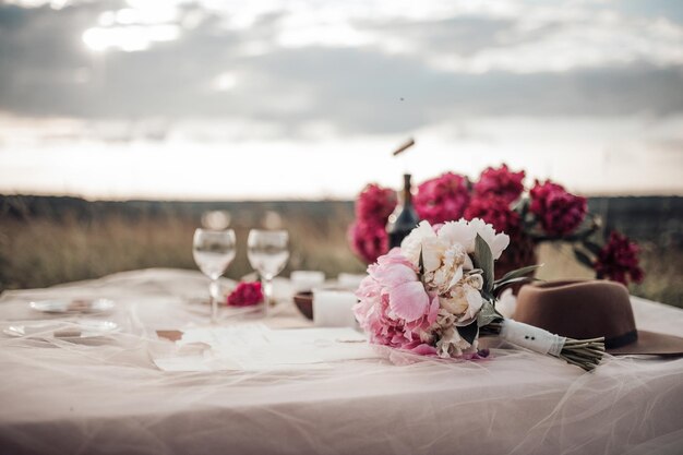 Foto close-up di un bouquet di rose sul tavolo