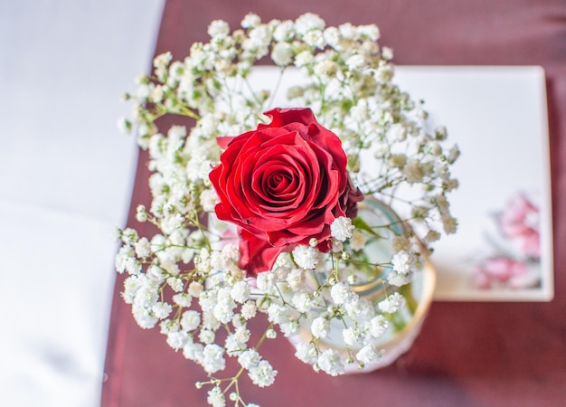 Foto close-up di un bouquet di rose sul tavolo