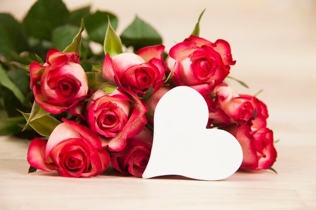 Photo close-up of rose bouquet on table