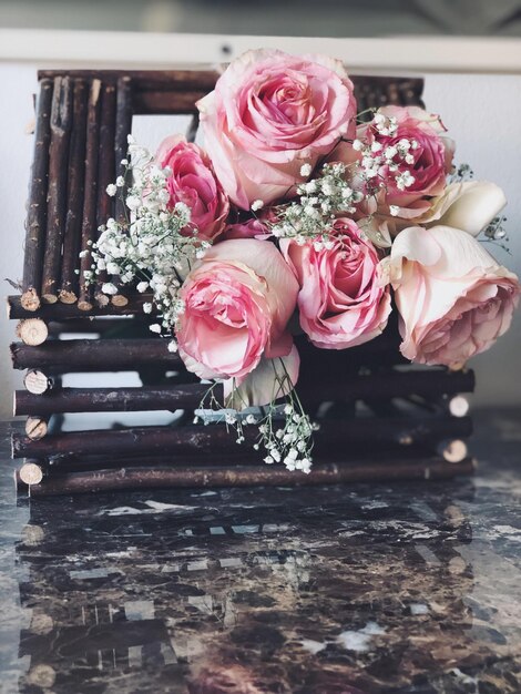 Foto close-up di un bouquet di rose sul tavolo