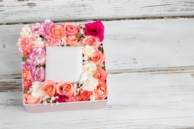 Foto close-up di un bouquet di rose sul tavolo